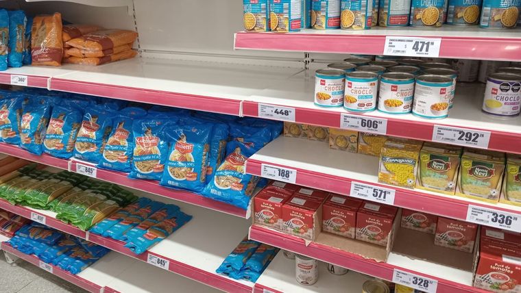 Supermercados Con aumentos y desabastecimiento, el 2023 cierra con una alta inflación y el desafío para Javier Milei de frenarla rápidamente en 2024. Foto: Gonzalo Barrera/MDZ