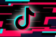 La actriz baila y causa furor.