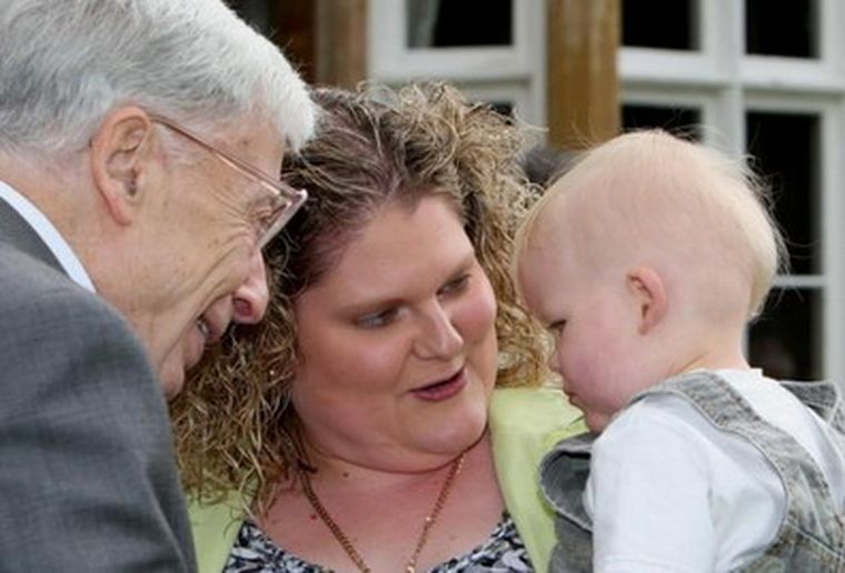Robert Edwards con un niño nacido producto de la fertilización in vitro.
