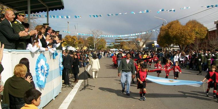 Desfile cívico militar en La Consulta.