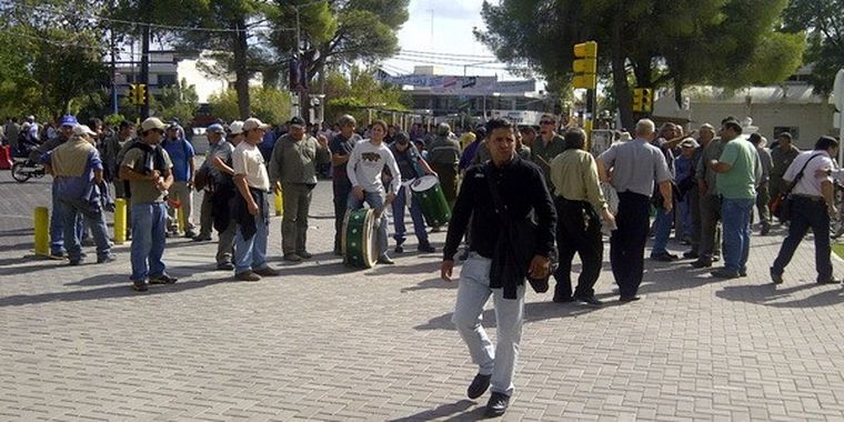 Esta mañana los empleados municipales cortaron el tránsito. Foto: Federico De Gea