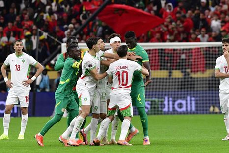 La final de la Copa Africana de Naciones entre Senegal y Marruecos tuvo un desarrollo escandaloso. La final de la Copa Africana de Naciones entre Senegal y Marruecos tuvo un desarrollo escandaloso.