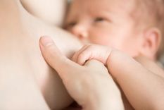 mujeres vacunadas contra el coronavirus protegen a bebes que amamantan