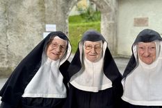 Las autoridades eclesiáticas enviaron a las hermanas Rita (izquierda), Regina (centro) y Bernadette a un ancianato en 2023. Las autoridades eclesiáticas enviaron a las hermanas Rita (izquierda), Regina (centro) y Bernadette a un ancianato en 2023.