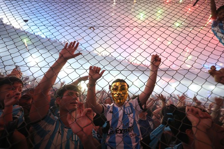 El público de Racing no podrá estar en su estadio por un mes. Foto: EFE