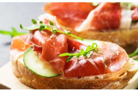 El jamón serrano se cura al aire durante meses, lo que concentra su sabor.