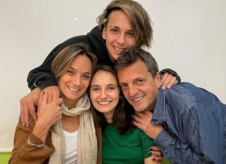 La imagen que publicó Massa junto a sus hijos y su esposa Foto: Twitter (@SergioMassa)