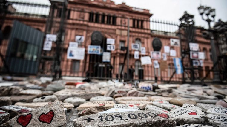 Marcha de las piedras Un grupo de ciudadanos, autodenominados como guardianes de las piedras, se encargan de mantener el homenaje en condiciones Foto: AS