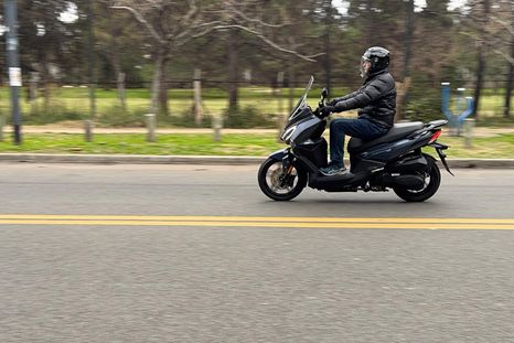 En Argentina, este maxi scooter se vende con un precio de $9.390.000.