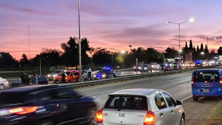 Un choque en cadena se produjo en el Acceso Este y un motociclista resultó herido Foto: X: @juanmastagnoli