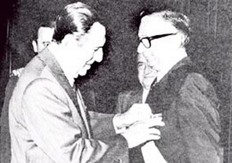 Perón condecora a Licio Gelli.