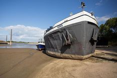 Un barco varado en Países Bajos. Un barco varado en Países Bajos.