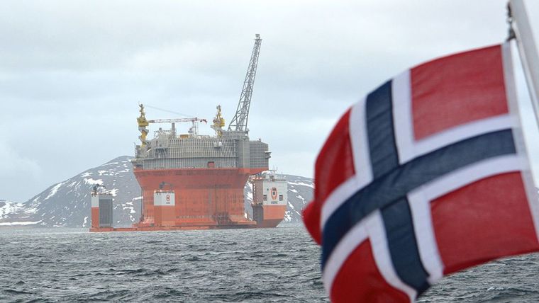 Noruega entendió temprano que la renta petrolera podía convertirse en una ventaja o en una trampa. Noruega entendió temprano que la renta petrolera podía convertirse en una ventaja o en una trampa.
