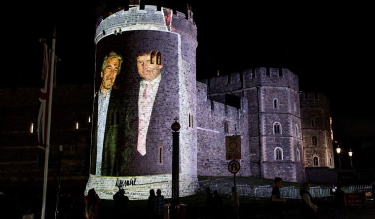 La noche del martes, un grupo de activistas británico proyectó una serie de imágenes de Donald Trump y del criminal sexual Jeffrey Epstein sobre una torre del castillo de Windsor.
