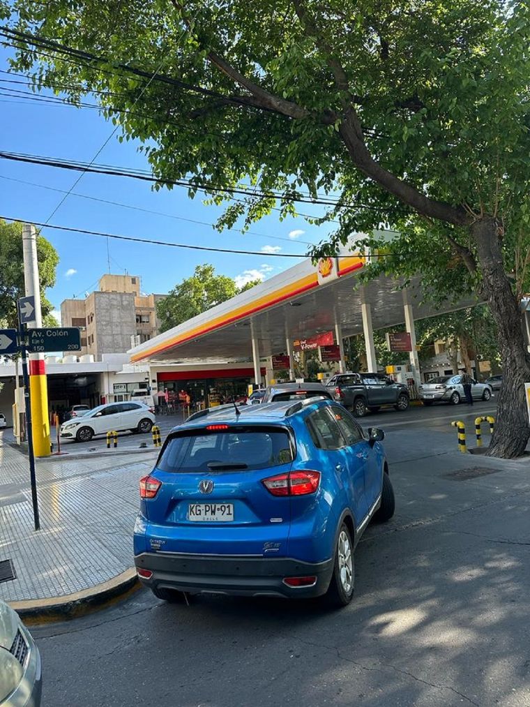 Los chilenos también hacen filas por la nafta Foto: MDZ