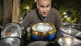 Simón lleva una vida dedicada a los repuestos de autos clásicos: un hobby, un negocio y una gran pasión. Simón lleva una vida dedicada a los repuestos de autos clásicos: un hobby, un negocio y una gran pasión.