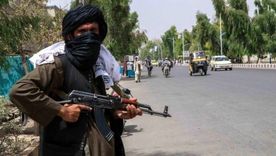 Un miliciano del Talibán vigila una calle en Kandahar. Foto: EPA