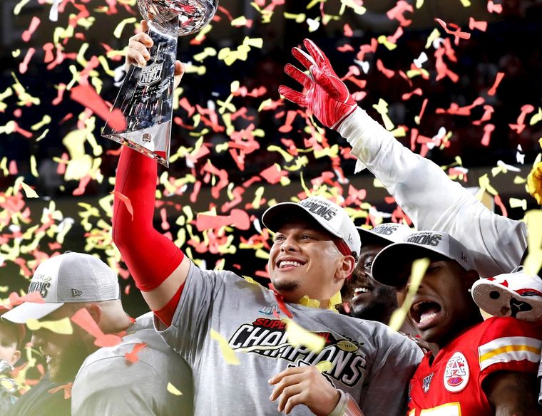 Patrick Mahomes, mariscal de campo de los Chiefs, con el trofeo Vince Lombardi. EFE Foto: EFE