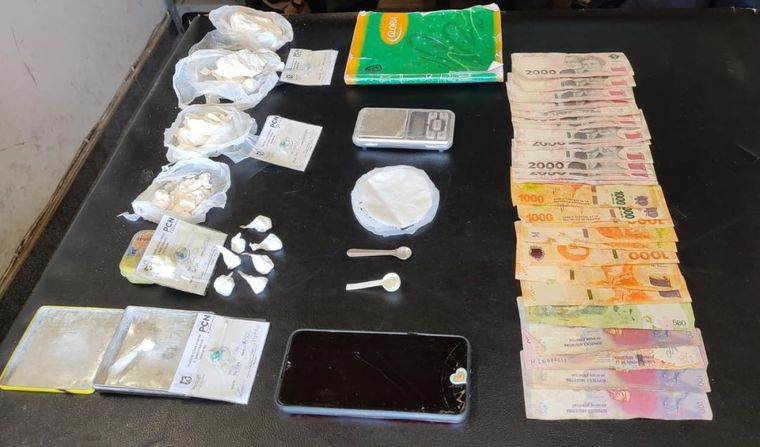 Bolsas de cocaína, dinero en efectivos y otros elementos incautados en los procedimientos. Bolsas de cocaína, dinero en efectivos y otros elementos incautados en los procedimientos.