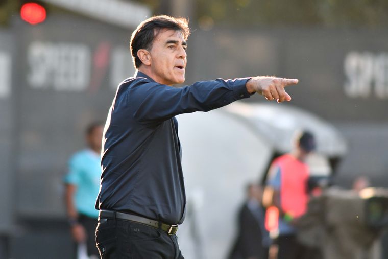Gustavo Quinteros cuestionó el planteo del rival y dejó una frase picante sobre el uso del VAR tras la inesperada derrota ante Riestra.
