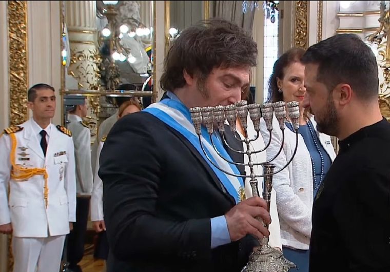 El momento en que Milei le entrega el obsequio a Zelenski Foto: Captura de video