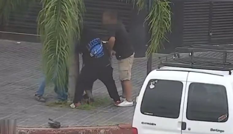 El hecho ocurrió en un local ubicado sobre la avenida Leandro N. Alem al 3600, entre José Pons y José Luis Piris. Foto: Captura de video