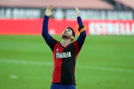 Lionel Messi, con la camiseta de Newells cuando homenajeó a Maradona por su fallecimiento. Foto: Archivo Lionel Messi, con la camiseta de Newells cuando homenajeó a Maradona por su fallecimiento. Foto: Archivo