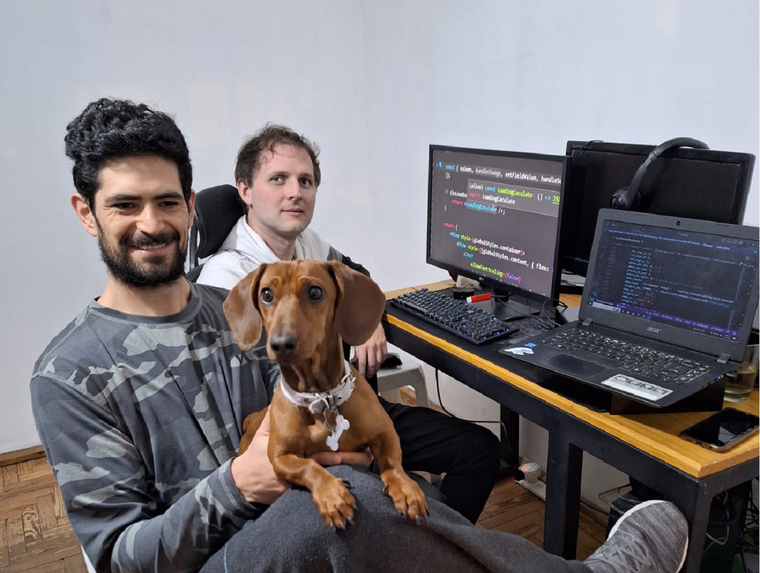 Los creadores de la app en plena tarea. Foto: MDZ