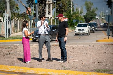 MDZol | Obras en las colectoras del Acceso Sur en Luján de Cuyo. En la foto, Marité Baduí, Natalio Mema y Esteban Allasino. 