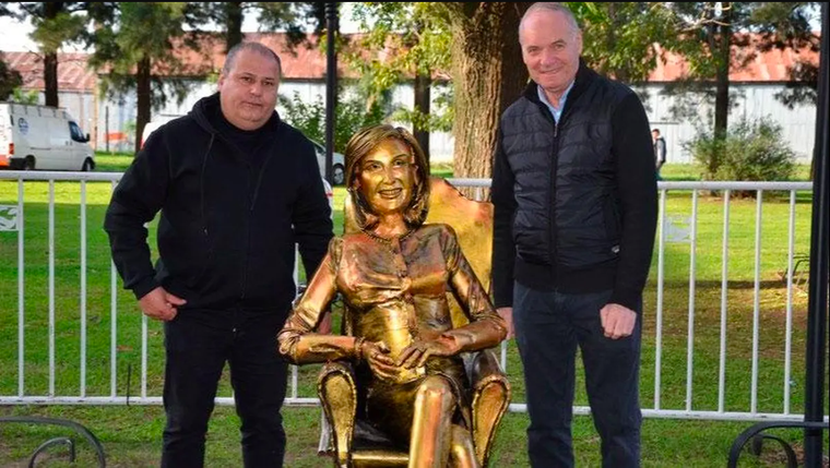 El intendente Norberto Gizzi y el artista Daniel Melero en la inauguración de la estatua de Mirtha en Villa Cañás. Foto: Facebook Municipalidad de Villa Cañás