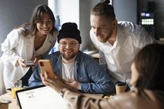 En forma acelerada, los jóvenes que ingresan en el sistema financiero se inclinan por las plataformas crediticias digitales. Foto: Freepik