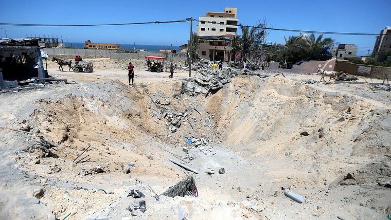 Cráter de una bomba israelí en Gaza. Foto: Reuters