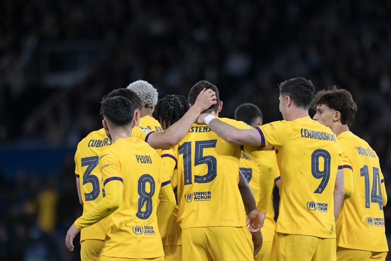 Barcelona lidera cómodamente la liga española con 46 puntos, cuatro por encima del Madrid. Barcelona lidera cómodamente la liga española con 46 puntos, cuatro por encima del Madrid.