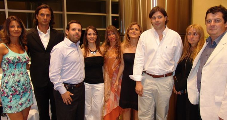 El grupo de los más jóvenes de AEM acompañados por sus esposas. Foto: MDZ