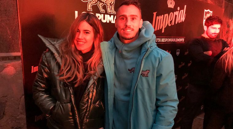 Juan Imhoff y su esposa, Natacha Eguía, llegando al Vip. Al final, toda la galería. Foto: Federico Croce/MDZ