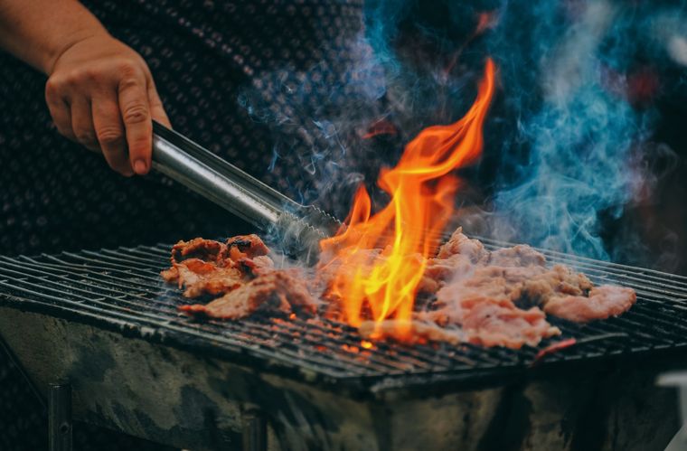 Muchos parrilleros utilizan sal gruesa sobre las brasas para controlar el fuego del asado. Muchos parrilleros utilizan sal gruesa sobre las brasas para controlar el fuego del asado.