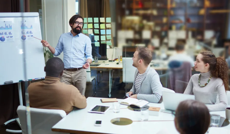La salud mental de los jóvenes trabajadores, millennials y centennials, está siendo un desafío creciente para el mundo laboral. Foto: Shutterstock
