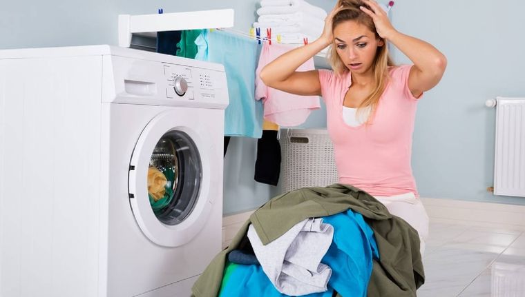 La lavadora suele arrugar nuestras prendas al lavarlas (Shutterstock).