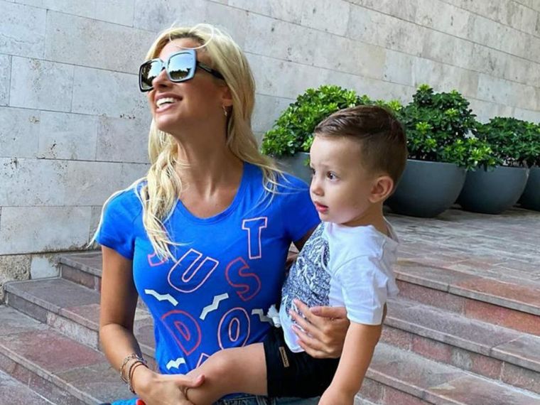 Ailén Bechara junto a su hijo Francisco