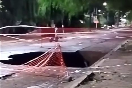 un socavon en tirasso provoco un rebalse cloacal y crece el malestar en los vecinos un socavon en tirasso provoco un rebalse cloacal y crece el malestar en los vecinos