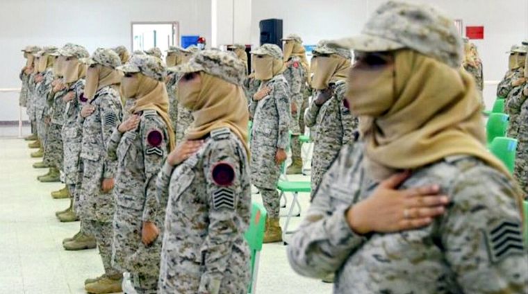 La graduación de las féminas militares sauditas. Foto: Al Arabiya.