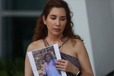 Luz Marina sostiene una foto de su tía, Marina Azen, a quien no ha podido encontrar. Foto: GETTY IMAGES