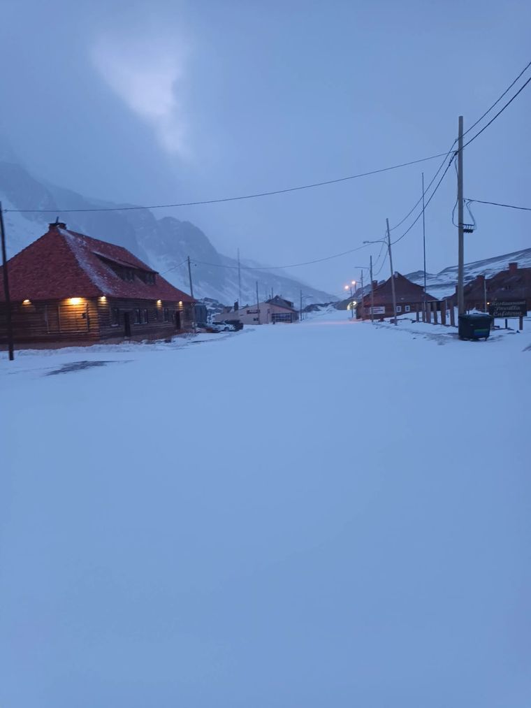 Nevadas intensas mantienen cerrado el cruce a Chile. Aún así, el tránsito se desbordó y advierten por la falta de organización en zonas sensibles de la montaña. Nevadas intensas mantienen cerrado el cruce a Chile. Aún así, el tránsito se desbordó y advierten por la falta de organización en zonas sensibles de la montaña.