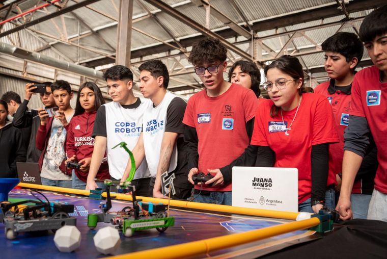Algunos de los estudiantes mendocinos que se animaron a competir en la Copa Robótica. &nbsp;