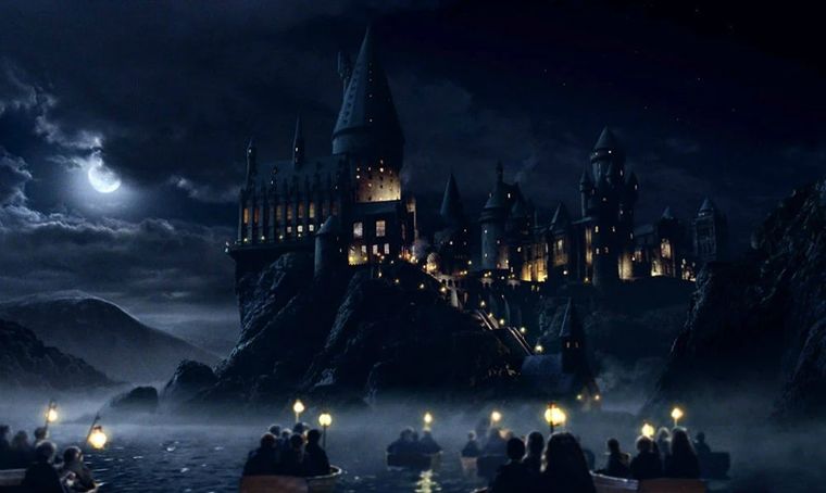 Hogwarts es una escuela a la cual asisten jóvenes magos para desarrollar sus habilidades mágicas en Harry Potter Foto: Warner Bros/ Harry Potter