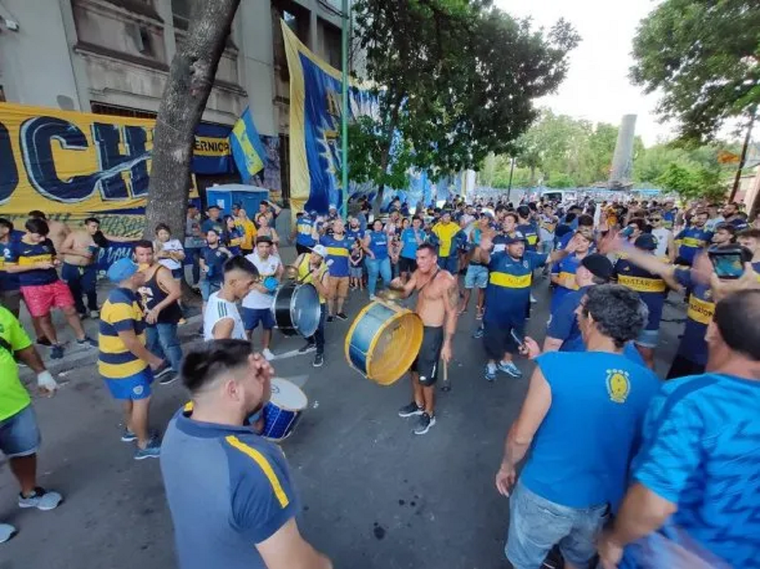 En los alrededores del estadio se comenzaron a vivir las elecciones del próximo mes.