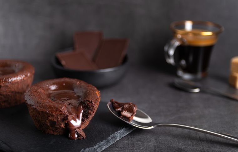 La receta de volcán de chocolate fue creada por accidente cuando un chef retiró un bizcocho del horno antes de tiempo. La receta de volcán de chocolate fue creada por accidente cuando un chef retiró un bizcocho del horno antes de tiempo.