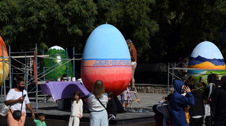 Los huevos gigantes fueron intervenidos por artistas Foto: ALF PONCE MERCADO / MDZ