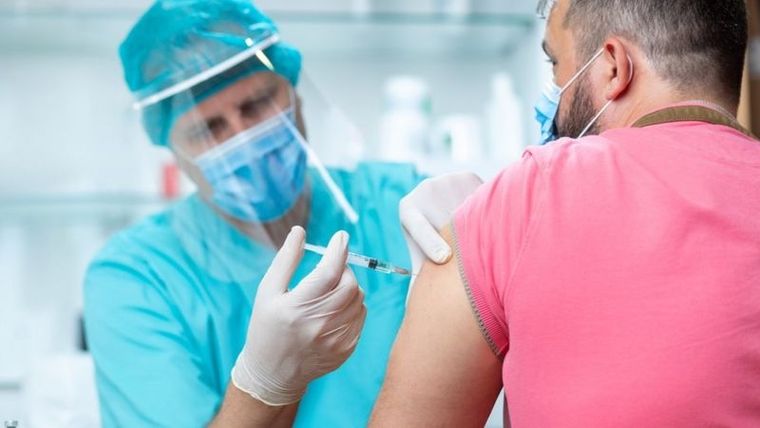 Científicos en todo el mundo trabajan en el desarrollo de posibles vacunas contra el coronavirus.