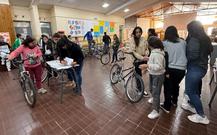 Se llegaron a conseguir 42 bicicletas para los alumnos del establecimiento educativo. Se llegaron a conseguir 42 bicicletas para los alumnos del establecimiento educativo.